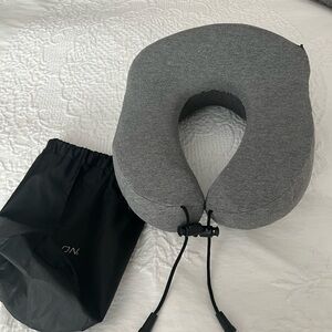 EUC Travelon Gray Neck Pillow with Black Bag